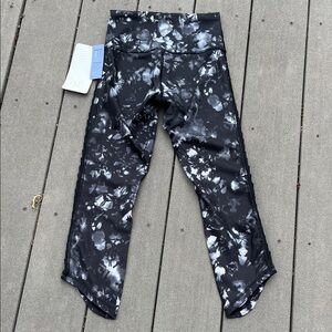 Lululemon Women’s Sunshine Salutation Crop  Legging size 2